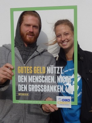 Besucher machen sich für GUTES GELD stark.